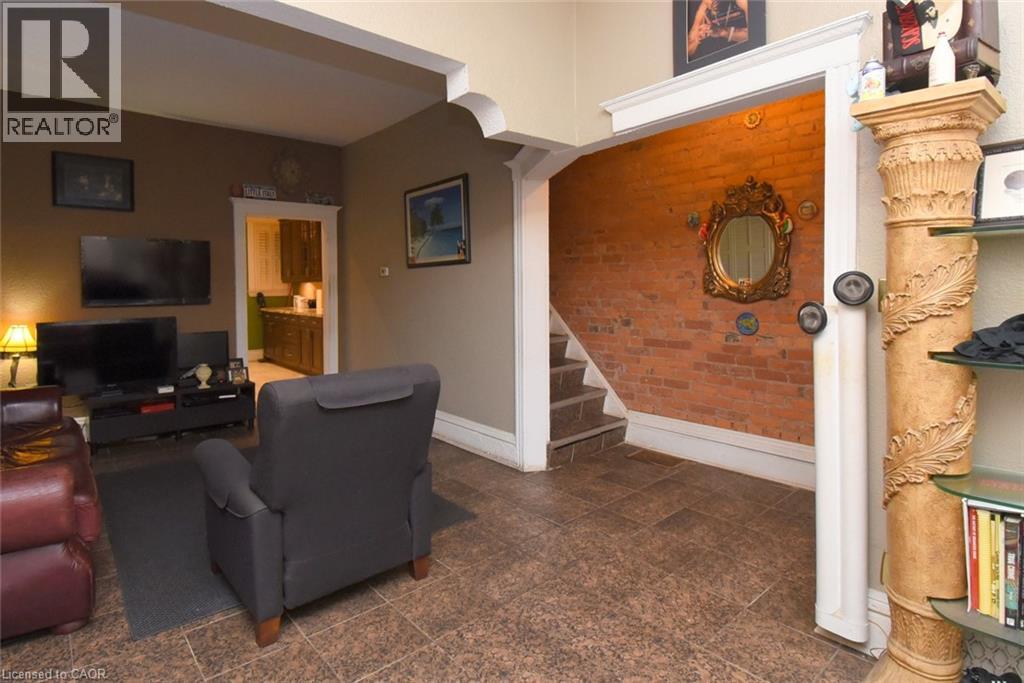 22 PICTON Street E - 9