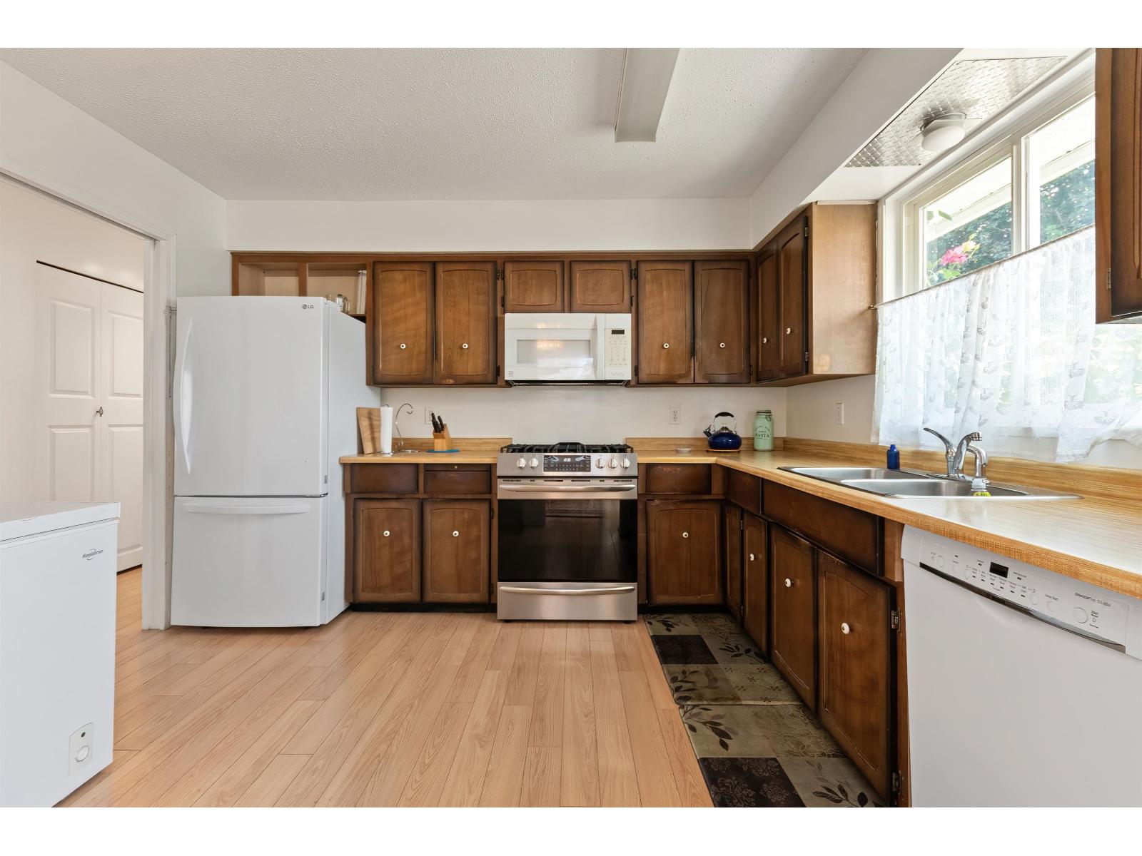 2 Bed, 1 Bath House for Sale in Chilliwack – 45268 LENORA CRESCENT, Chilliwack Proper West – MLS# R3148551 - Image 19