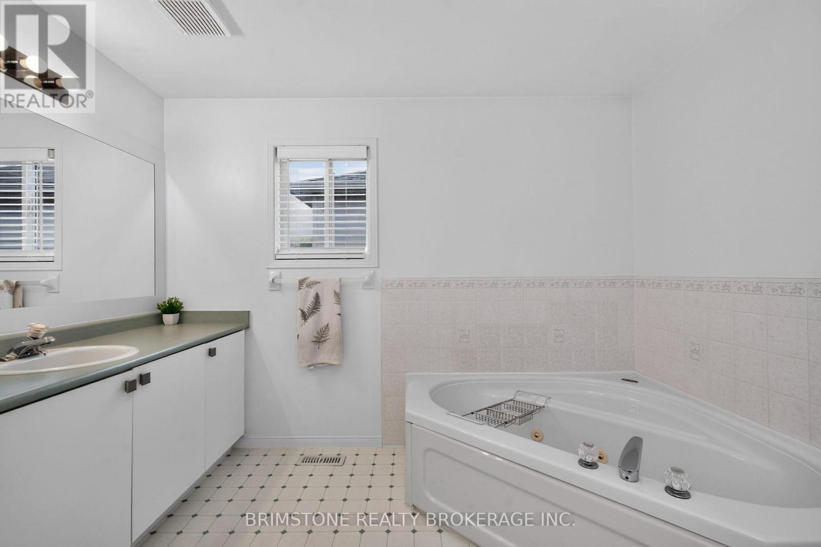 28 SELKIRK CRESCENT - Image 33
