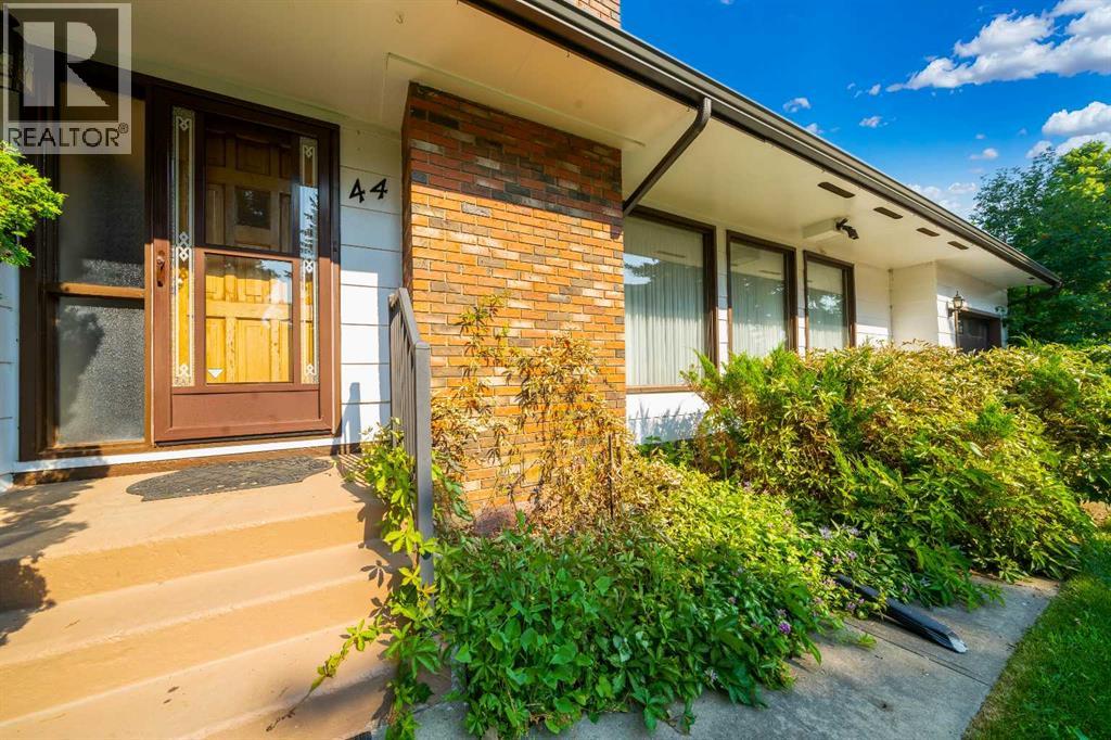 44 Cunliffe Crescent SE - 4