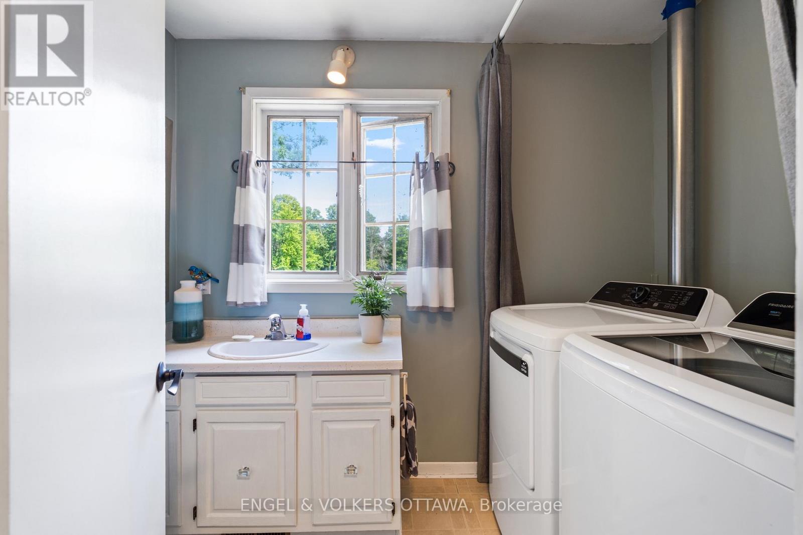 1119 TIGHE STREET - 9
