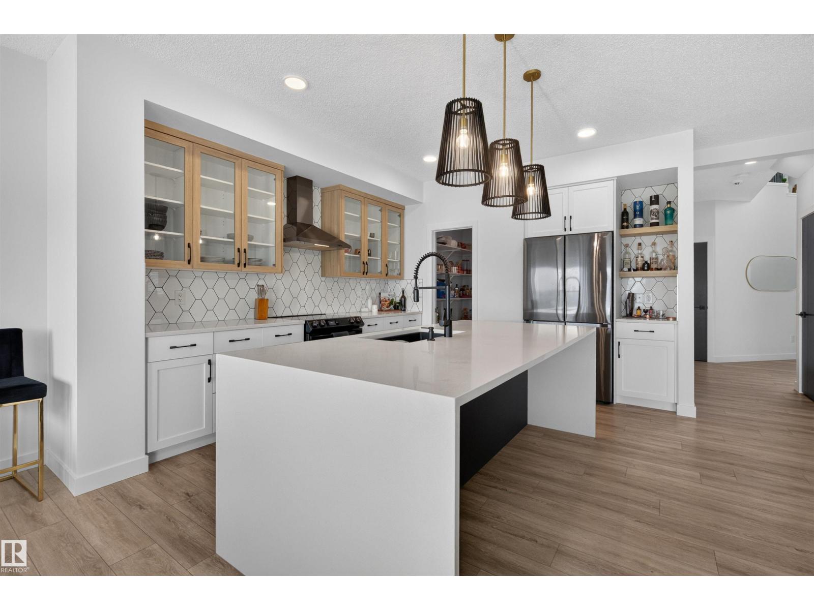 19147 22 AV NW - 5