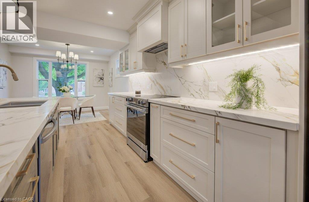 34 MOORE Avenue N - Image 12