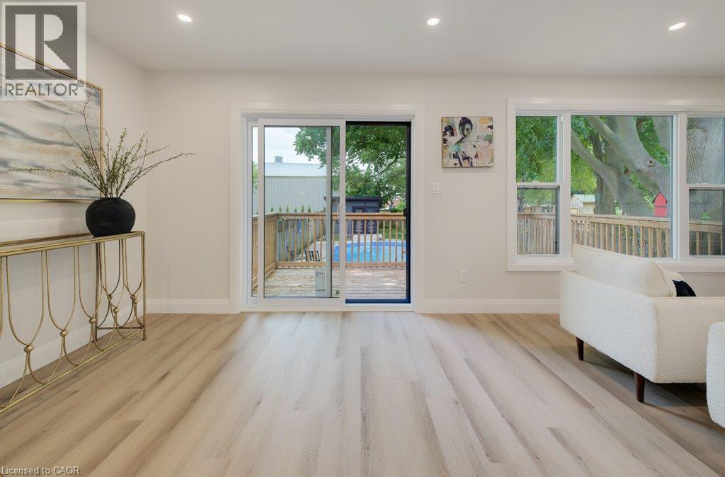 34 MOORE Avenue N - Image 18