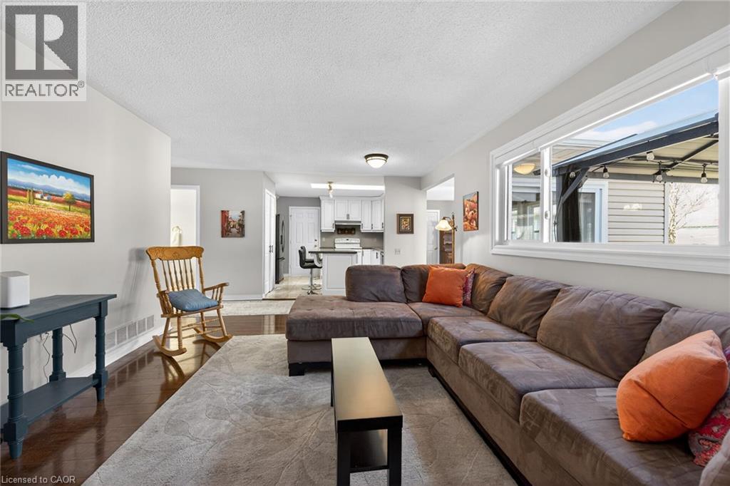 232 SILVERBIRCH Boulevard - 7