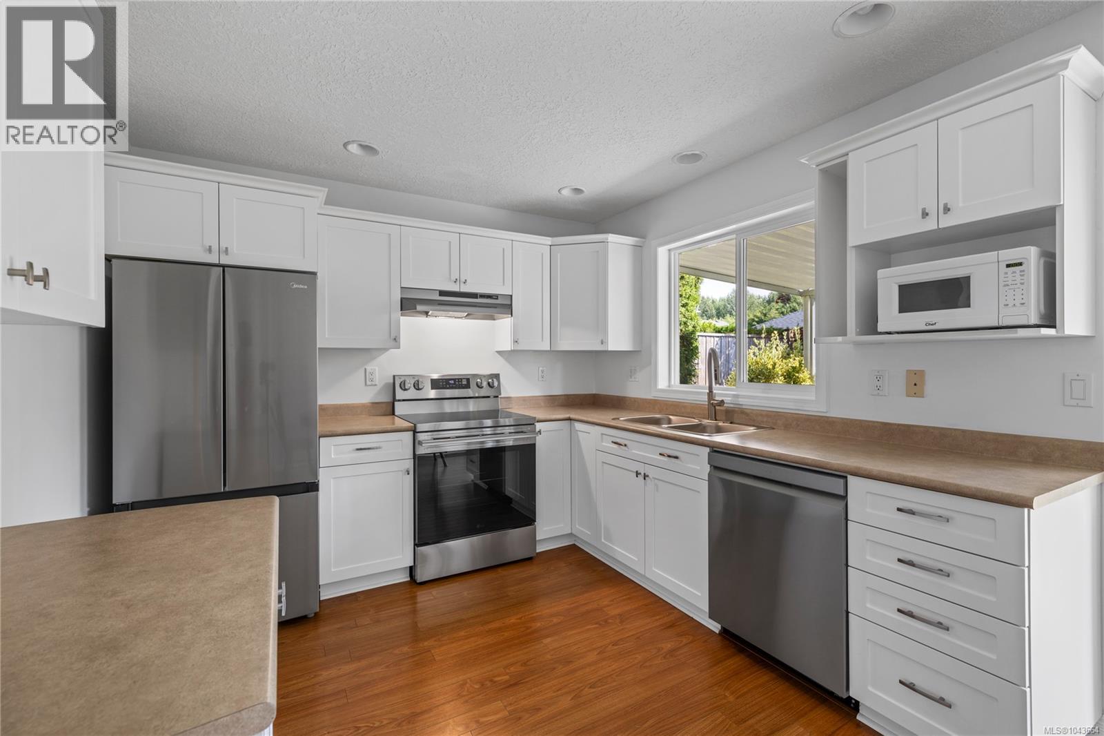 238 Strawberry Cres - 6