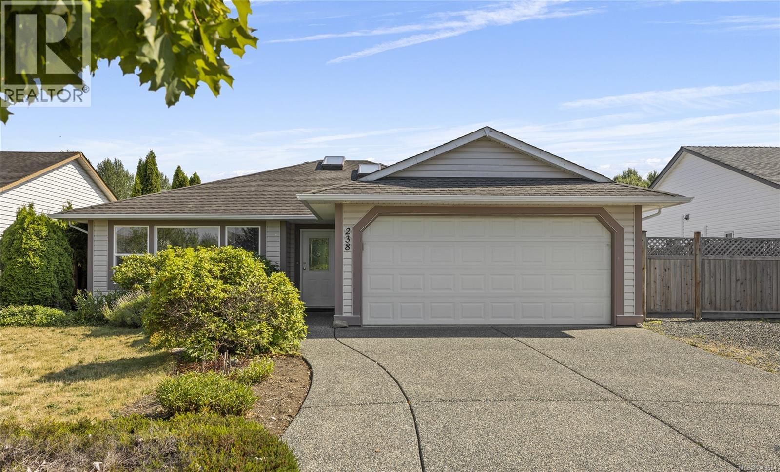 238 Strawberry Cres - 1