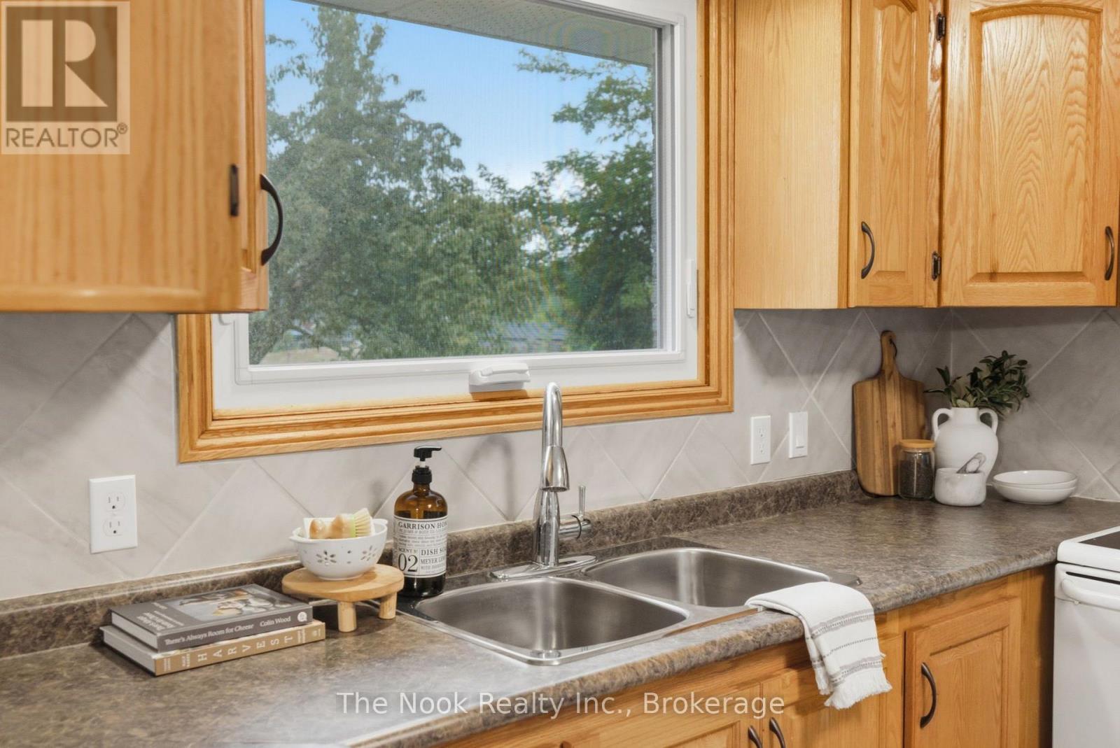 40 KEEWATIN STREET S - 27