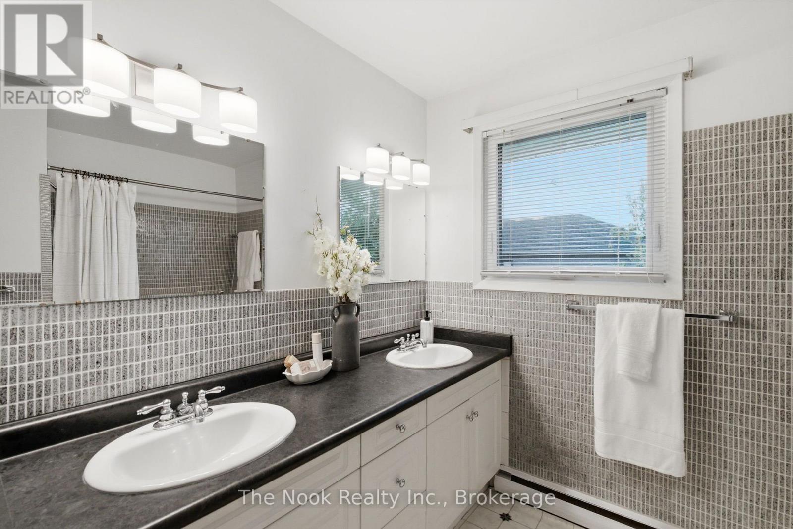 40 KEEWATIN STREET S - 36
