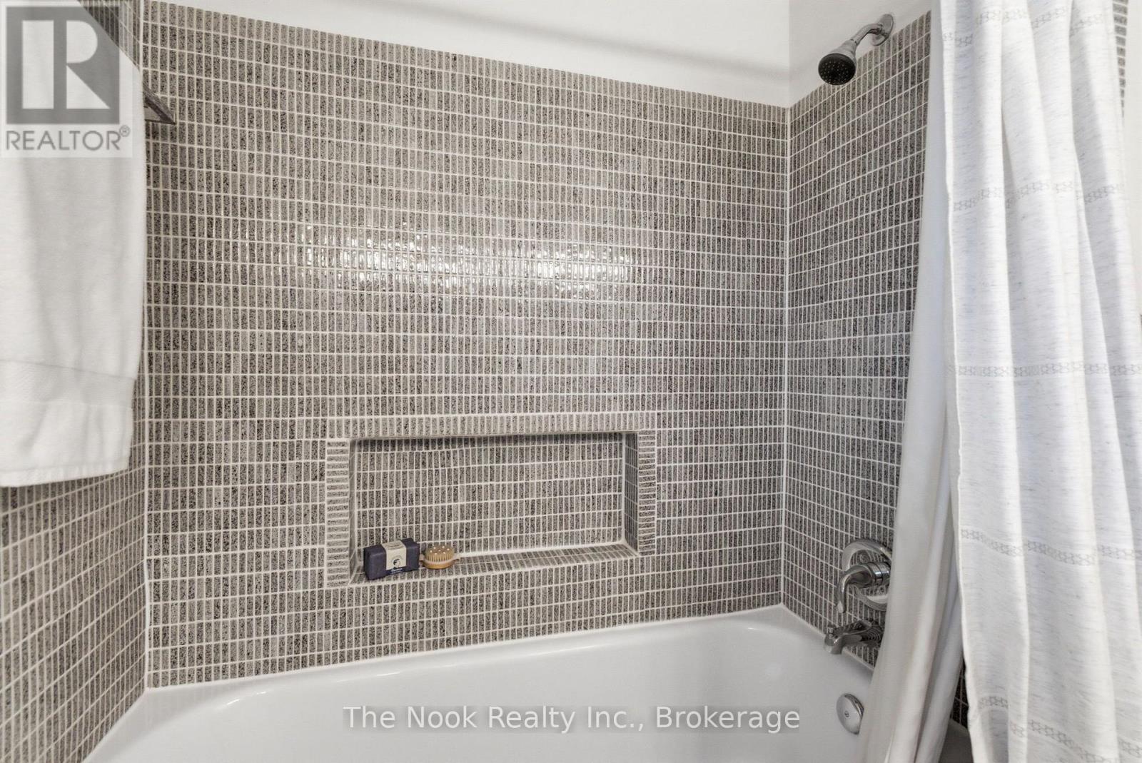 40 KEEWATIN STREET S - 37
