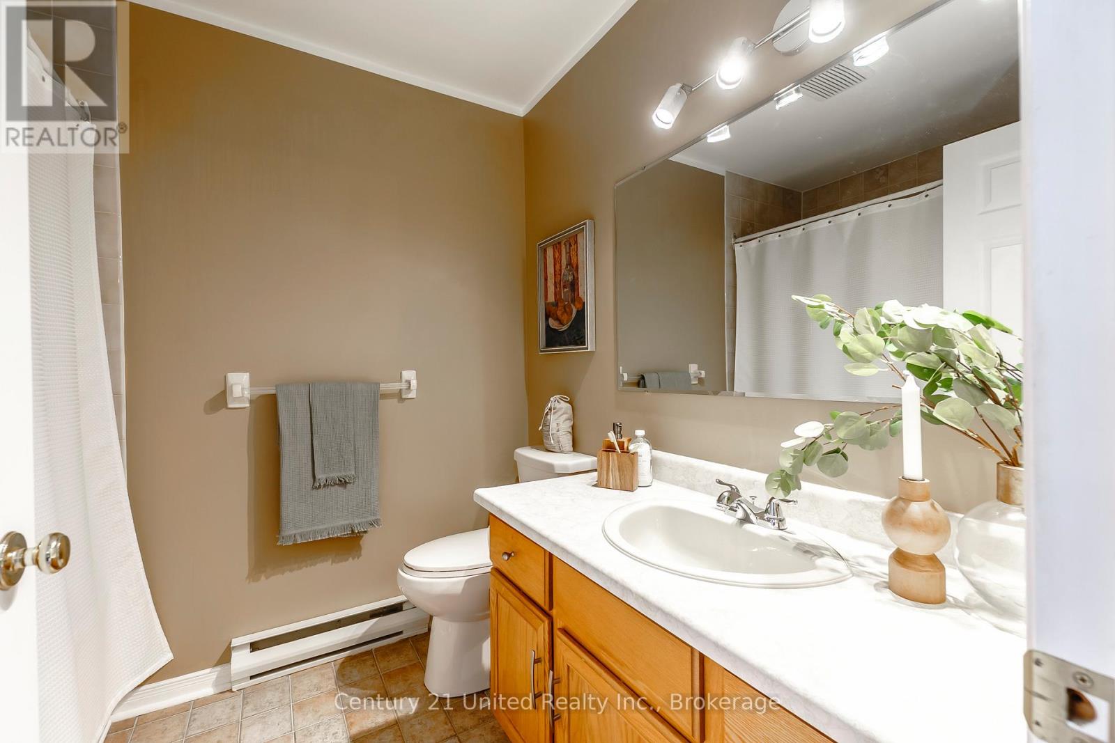 #15 36 CHAMPLAIN CRESCENT - 29