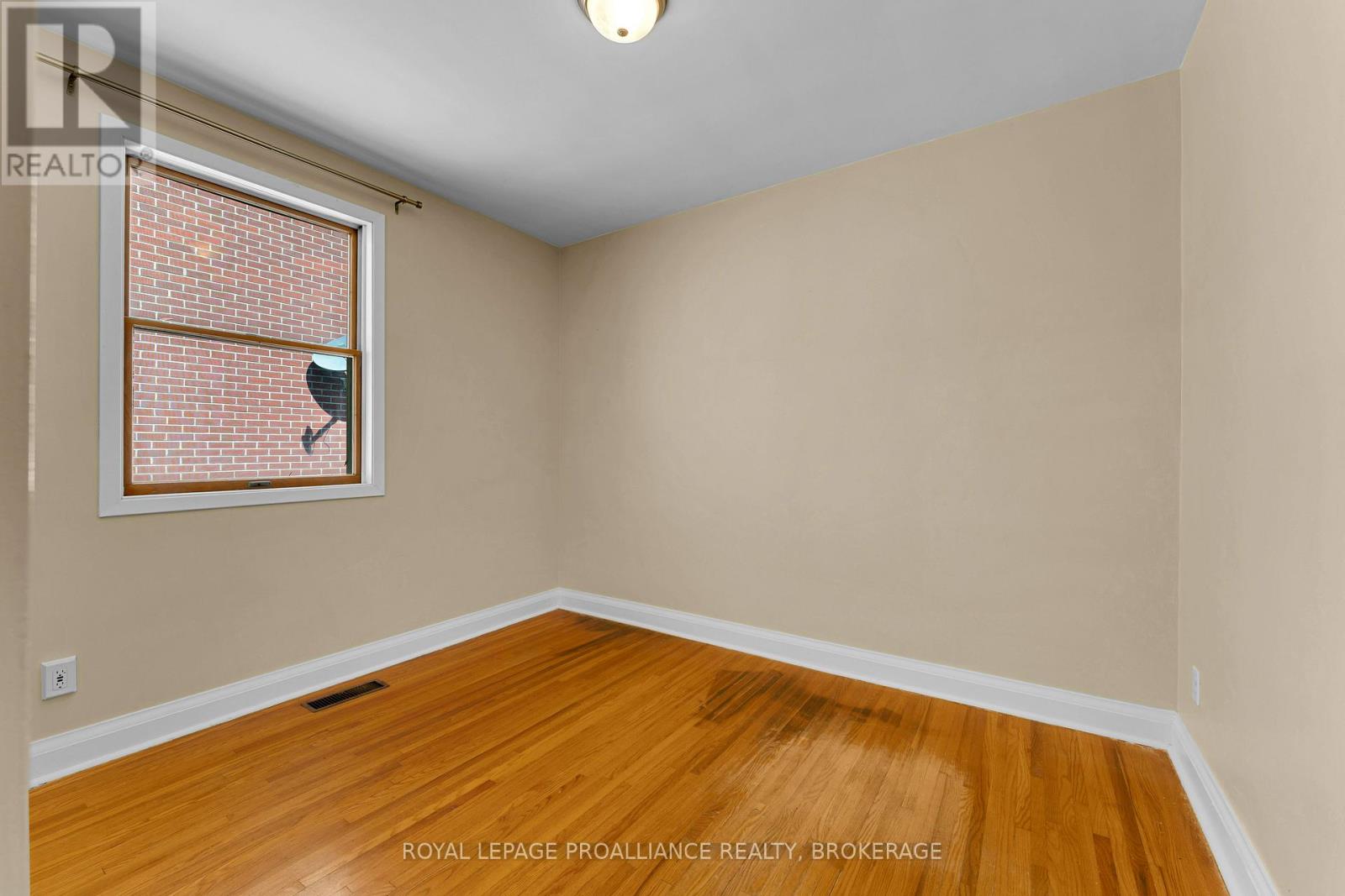 524 COLLEGE STREET - 19