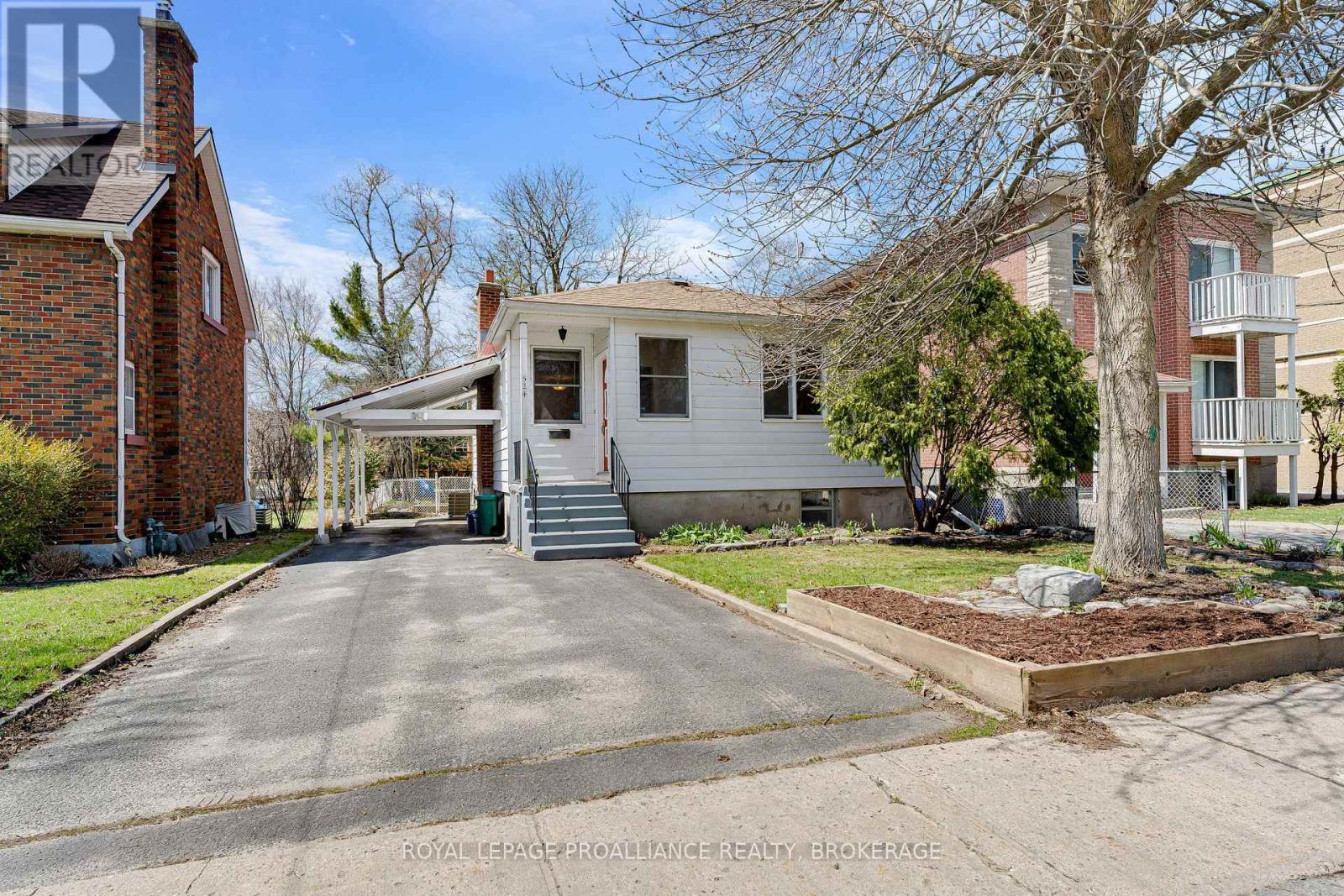 524 COLLEGE STREET - 2
