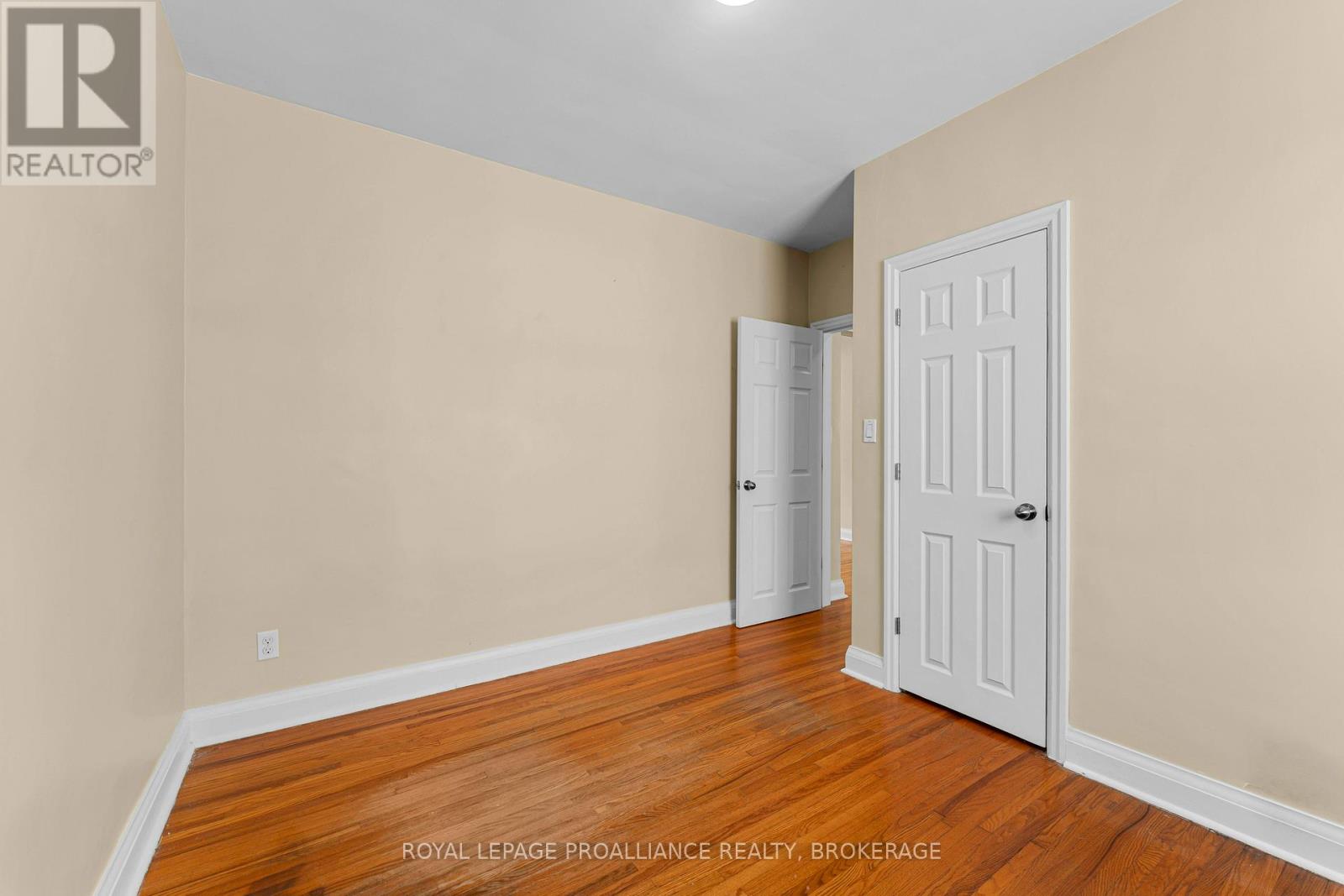 524 COLLEGE STREET - 20