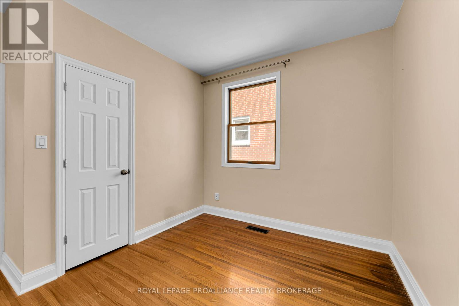 524 COLLEGE STREET - 21