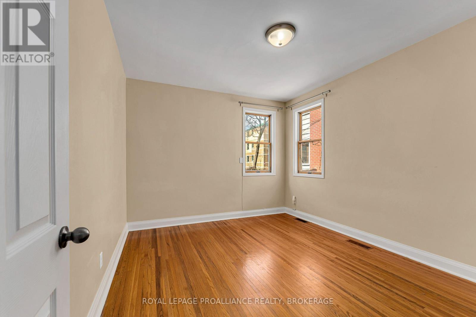 524 COLLEGE STREET - 23