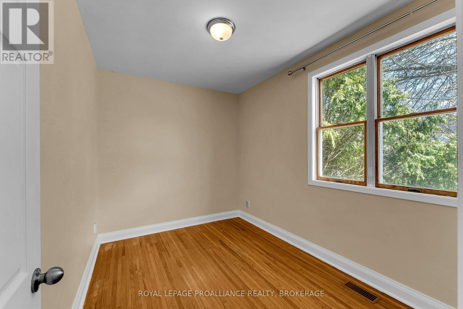 524 COLLEGE STREET - 26