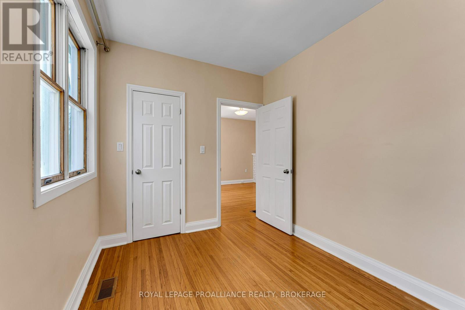 524 COLLEGE STREET - 27