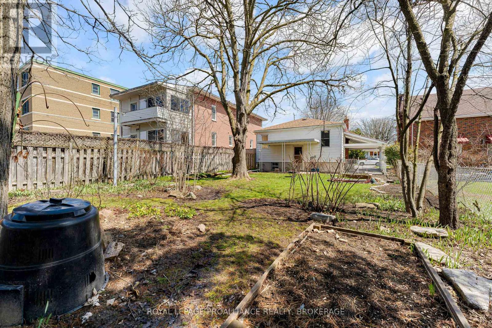524 COLLEGE STREET - 31