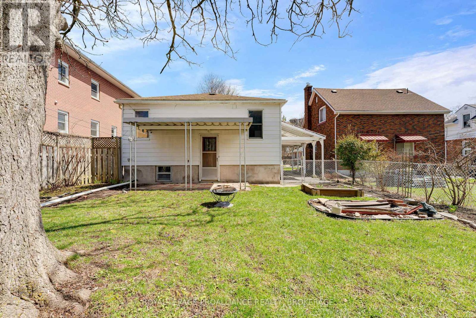524 COLLEGE STREET - 32