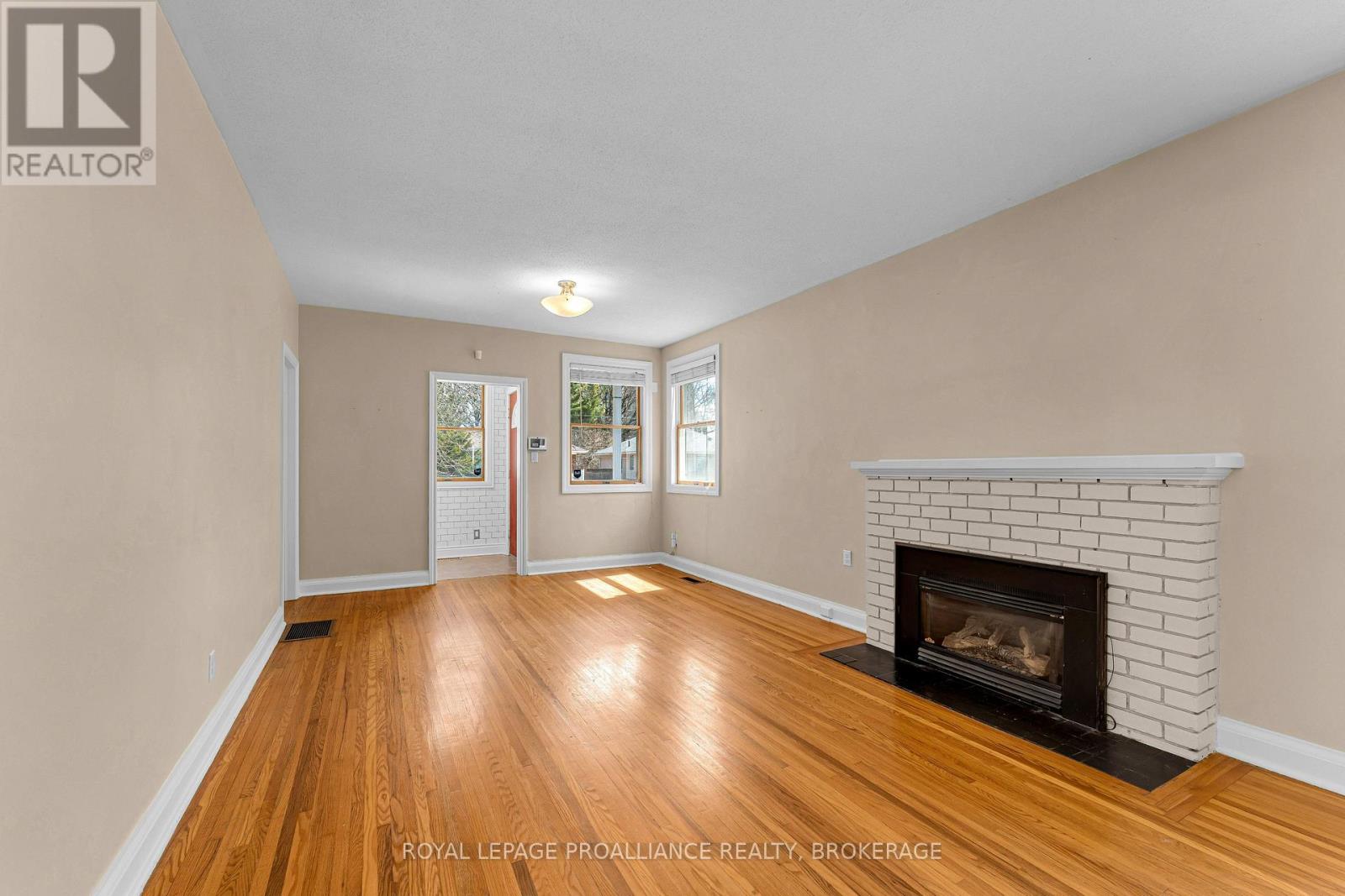 524 COLLEGE STREET - 7