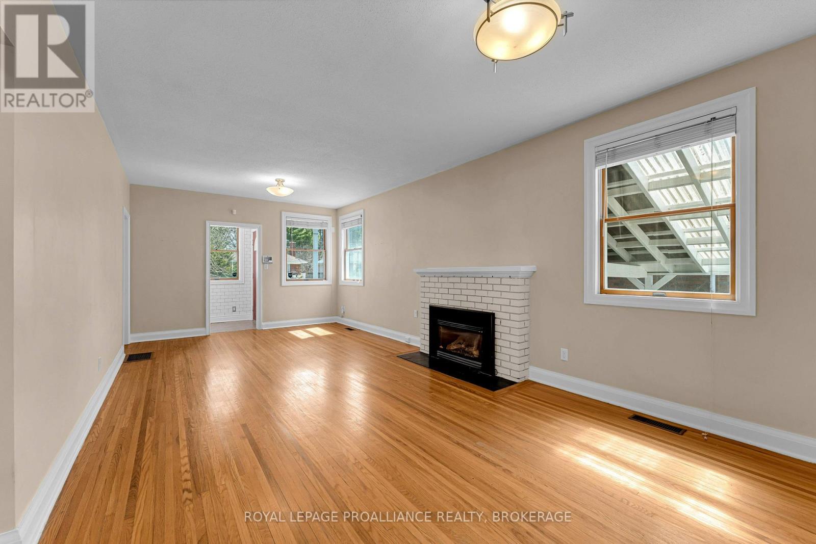 524 COLLEGE STREET - 8