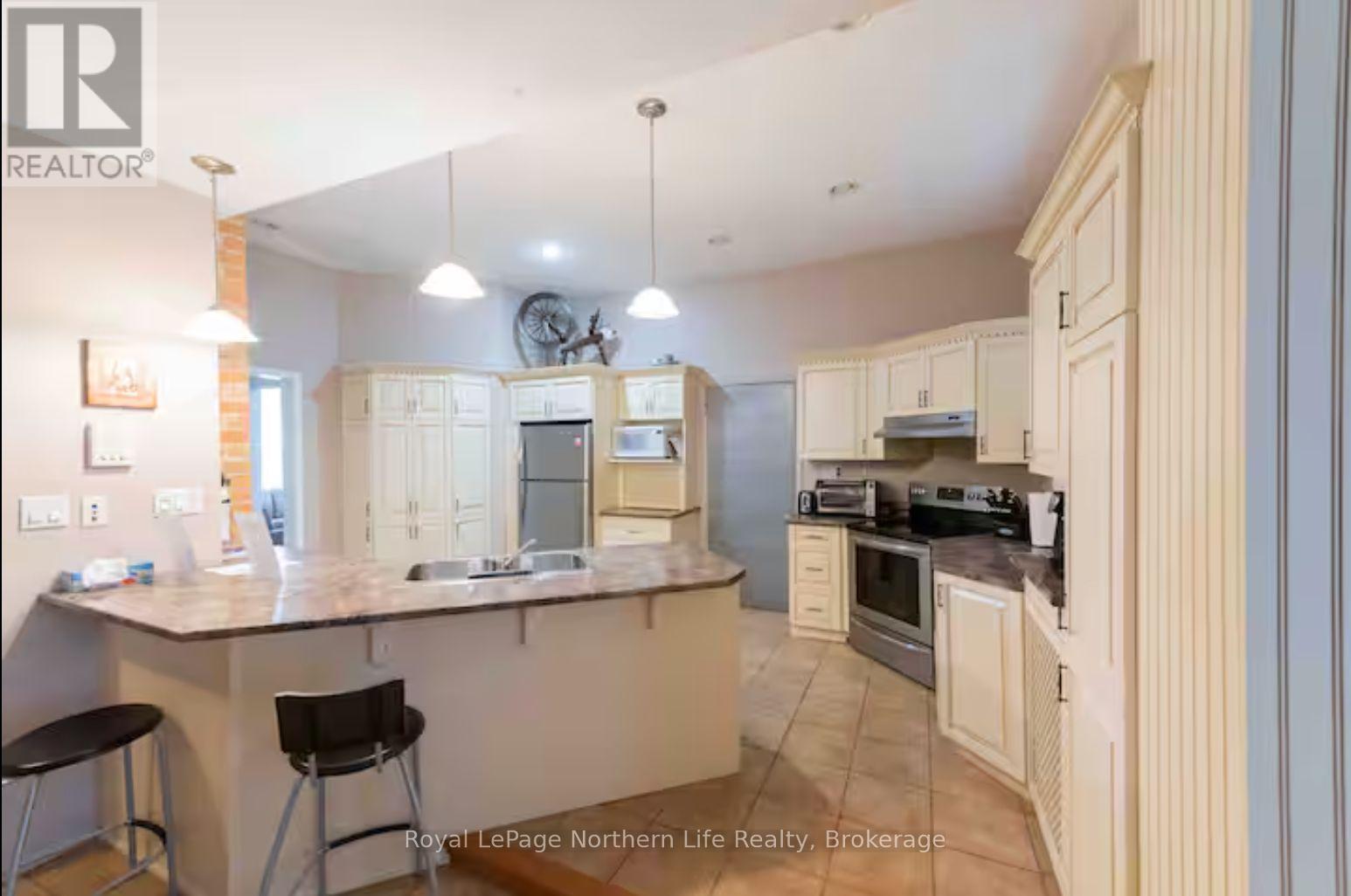 523 SHERBROOKE STREET - 4