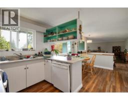 Living room - 4068 Barclay Rd, Campbell River, BC V9W4Y6 Photo 13