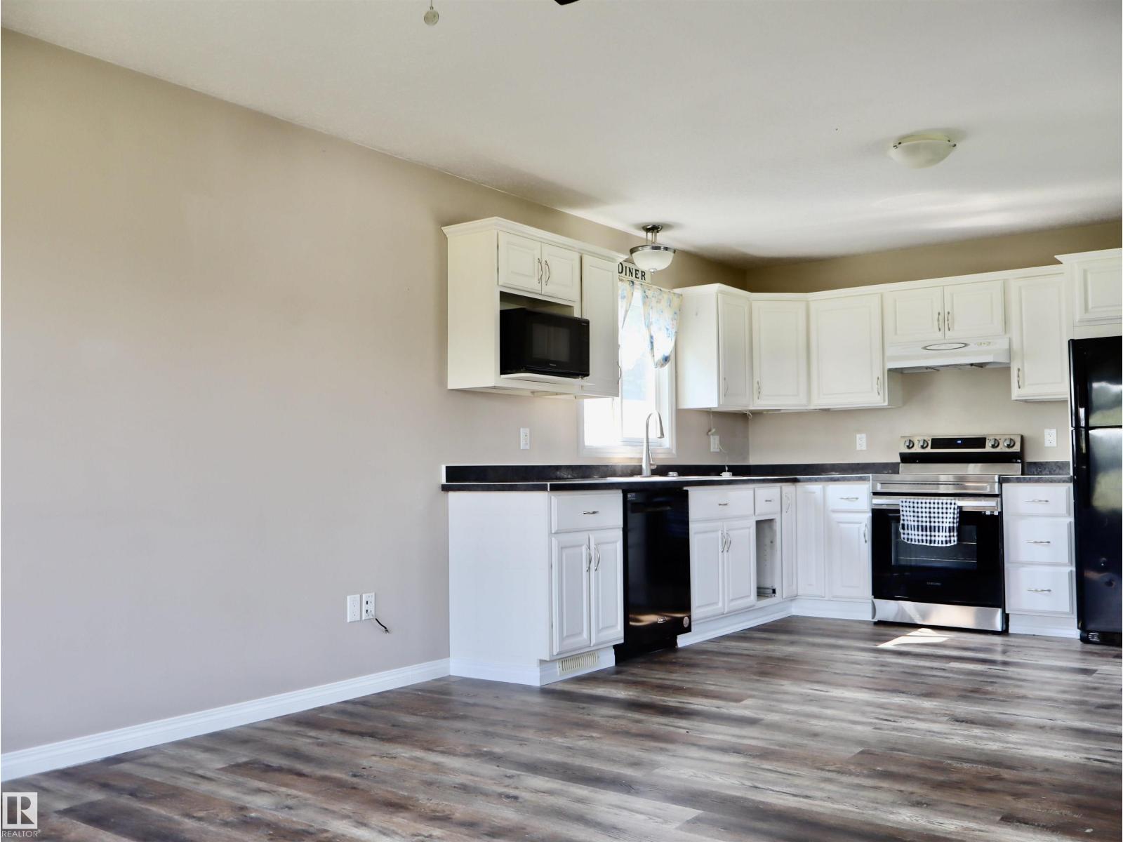 4942 - 49 ST - 17