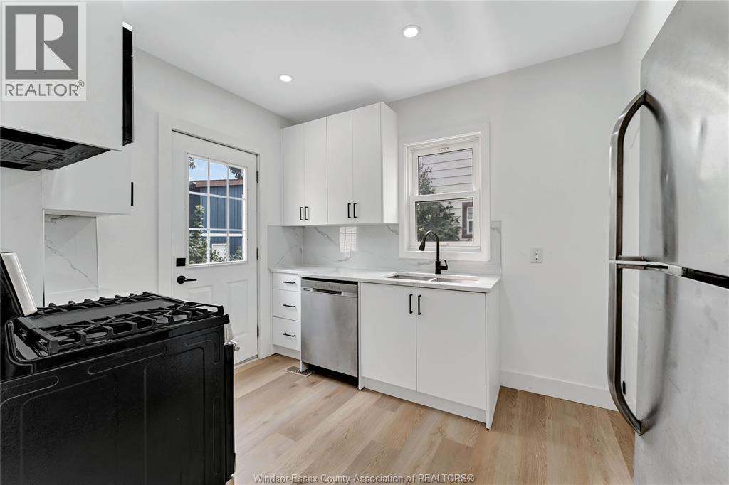 1245 GILES BOULEVARD East - 12
