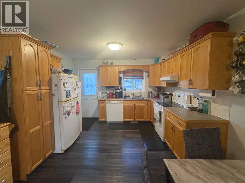5214 45 Avenue - 7