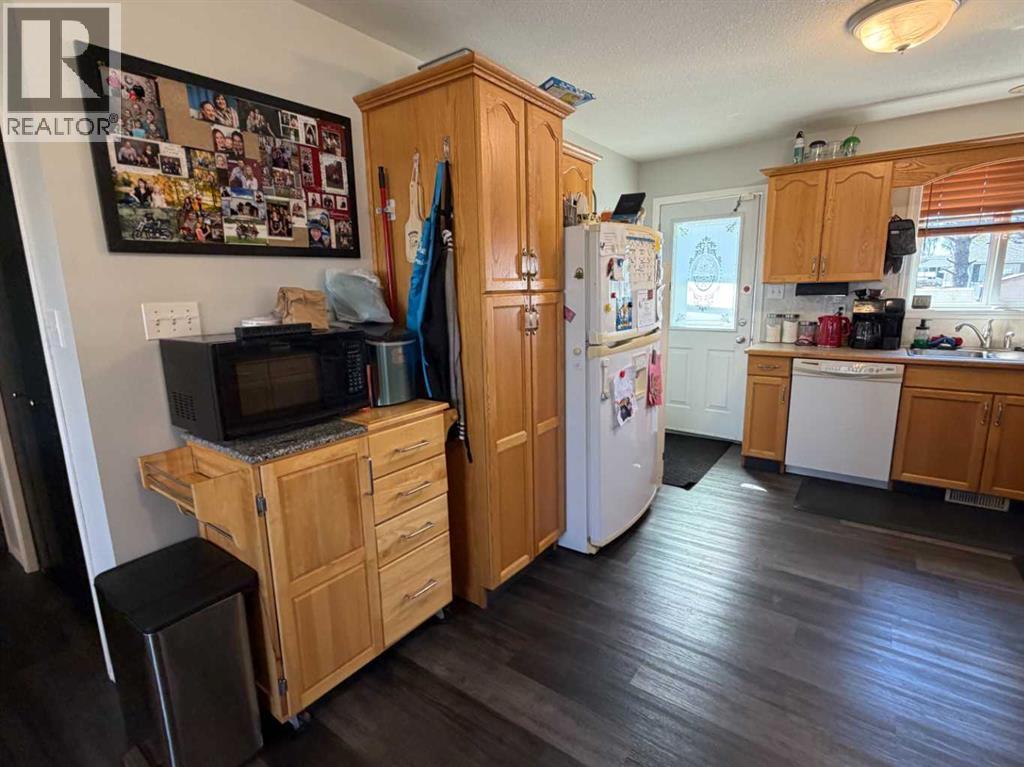5214 45 Avenue - 6