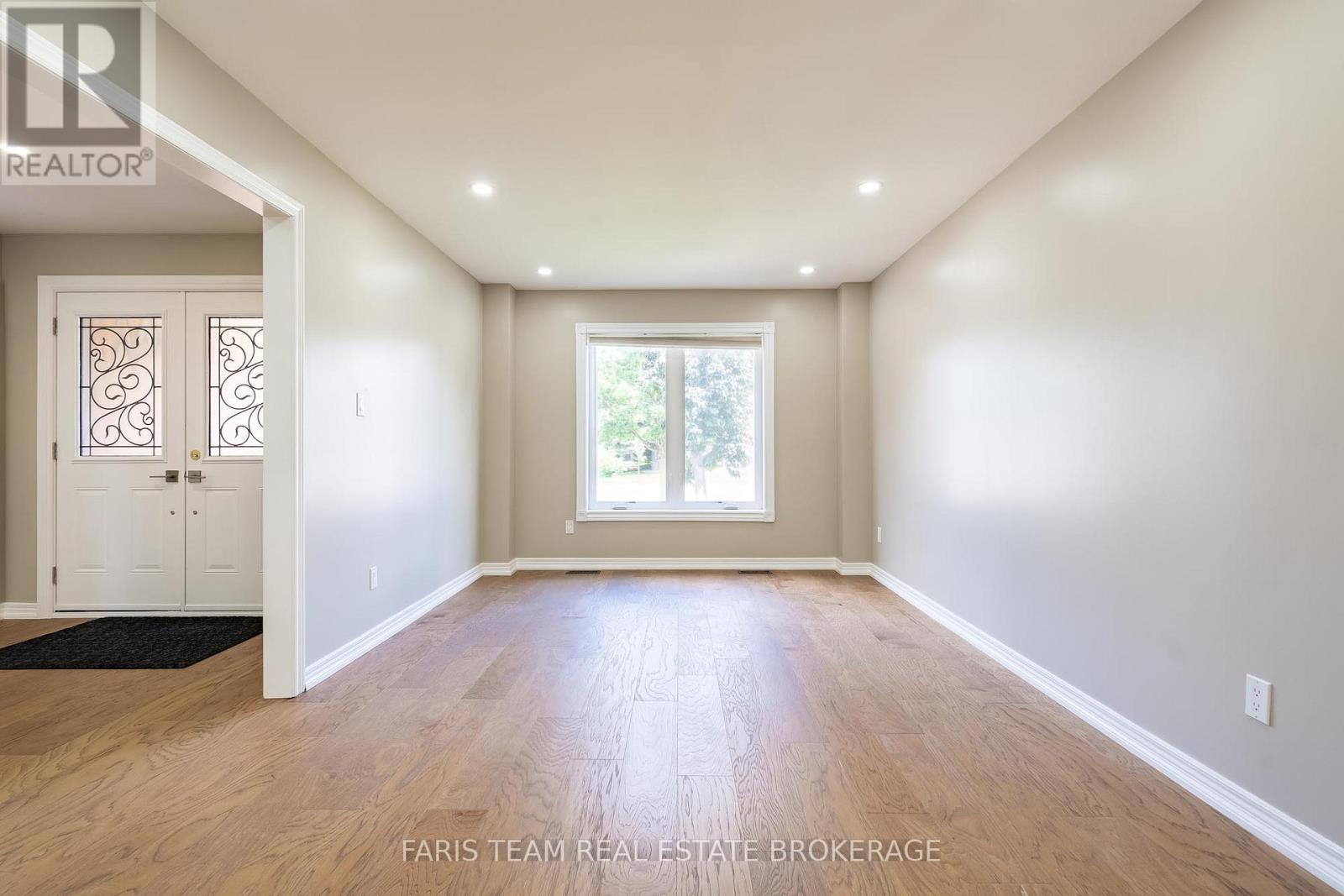 186 FERNDALE DRIVE S - 13