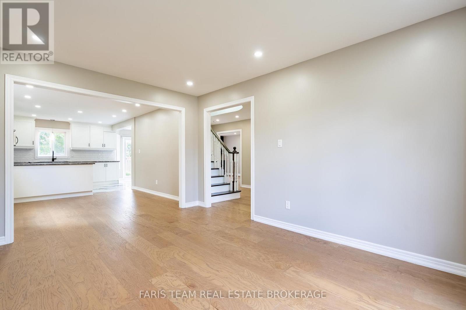 186 FERNDALE DRIVE S - 14