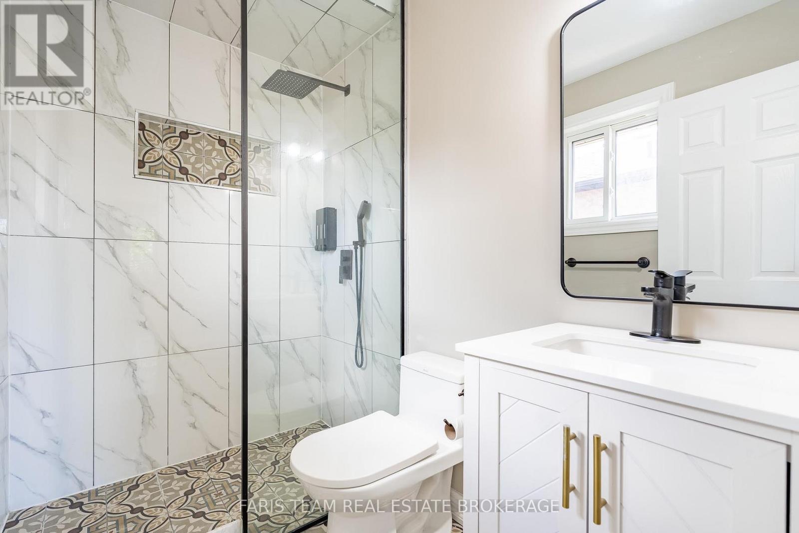 186 FERNDALE DRIVE S - 21