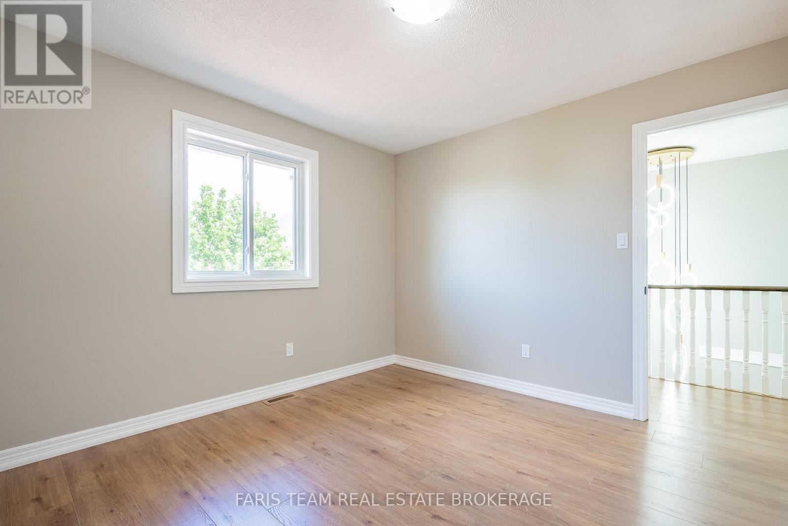 186 FERNDALE DRIVE S - 23