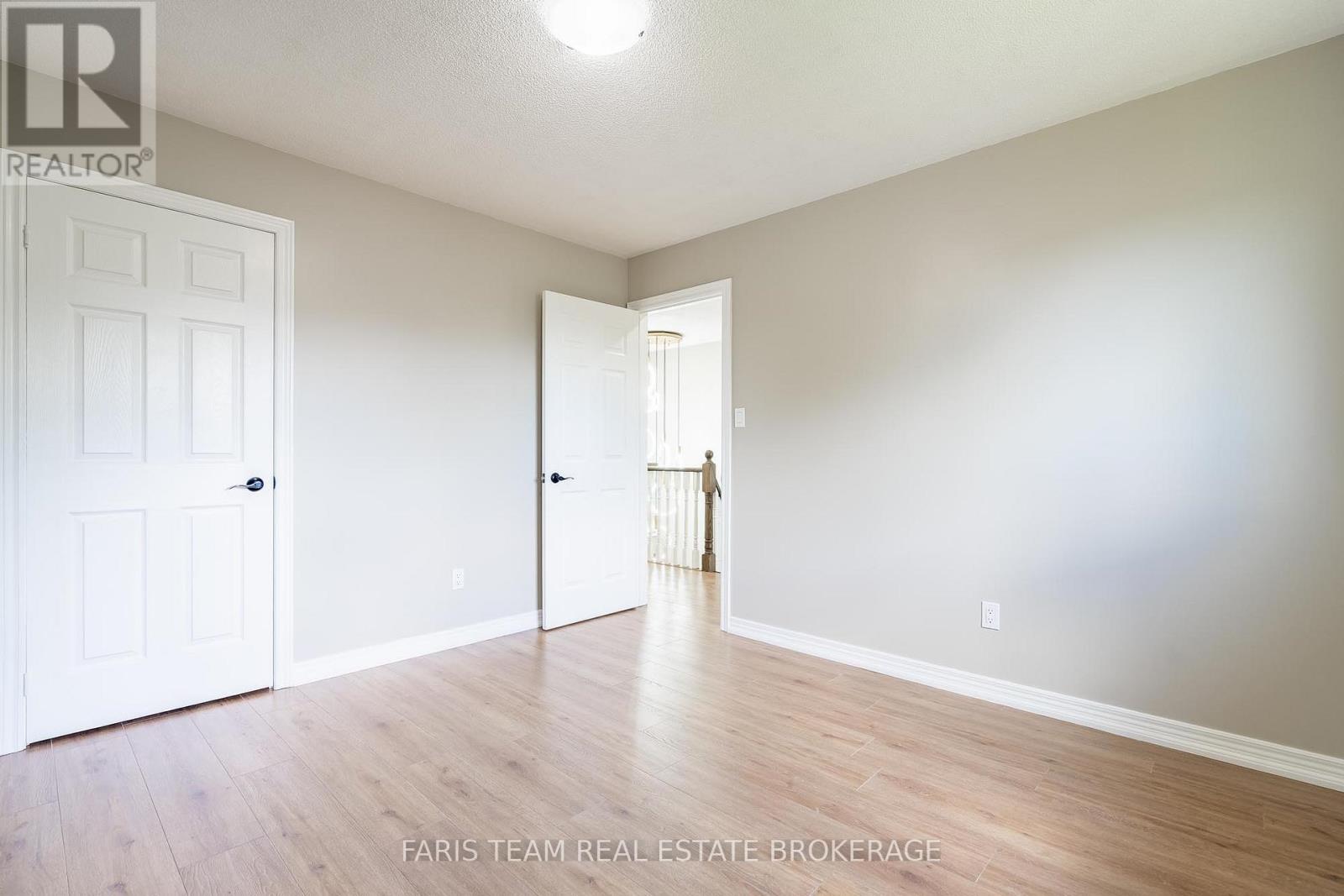 186 FERNDALE DRIVE S - 25
