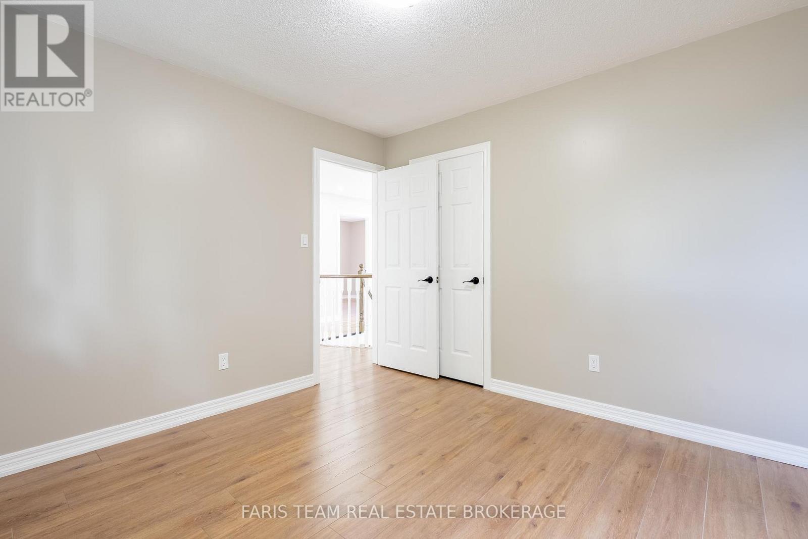 186 FERNDALE DRIVE S - 27