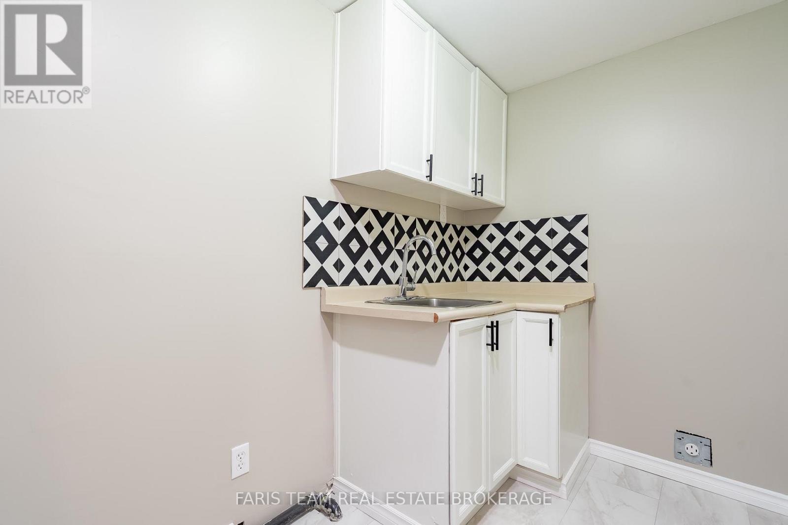 186 FERNDALE DRIVE S - 29