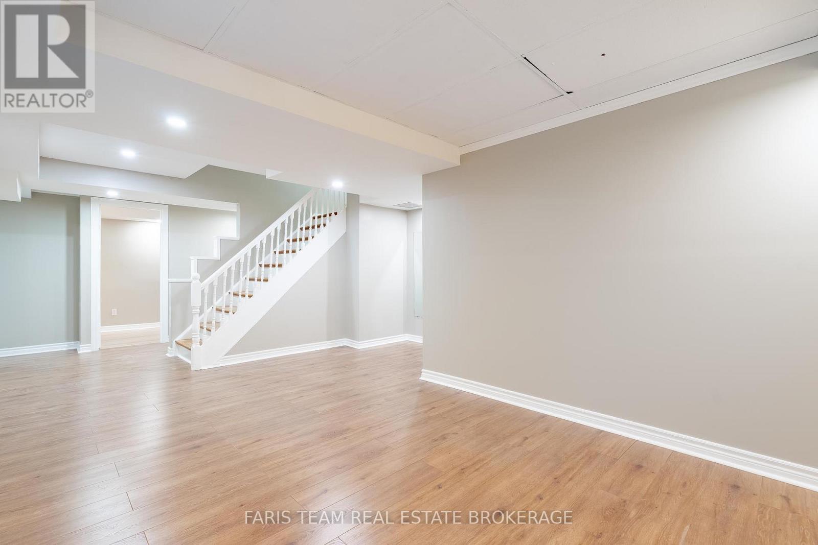 186 FERNDALE DRIVE S - 31