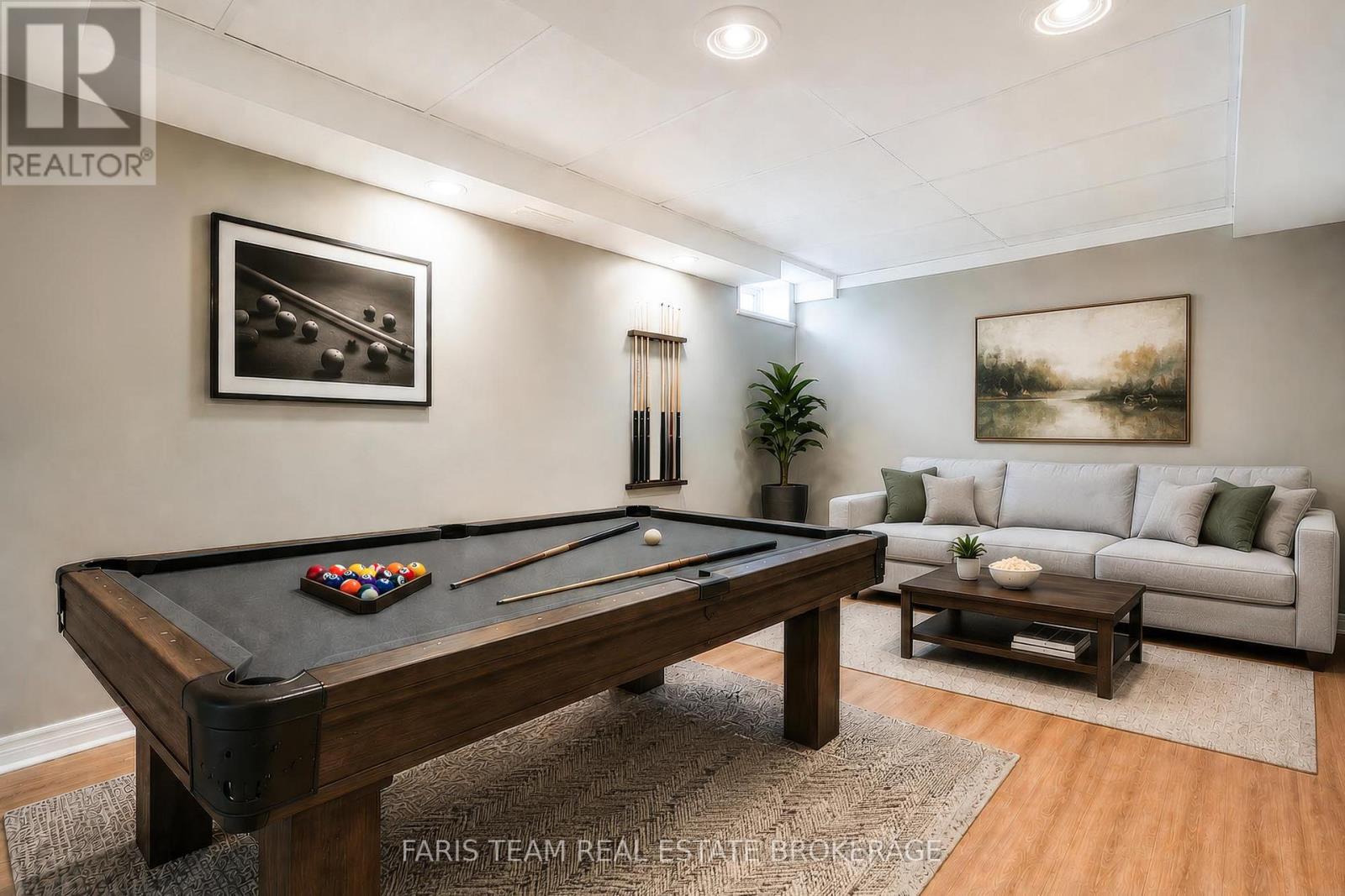 186 FERNDALE DRIVE S - 32