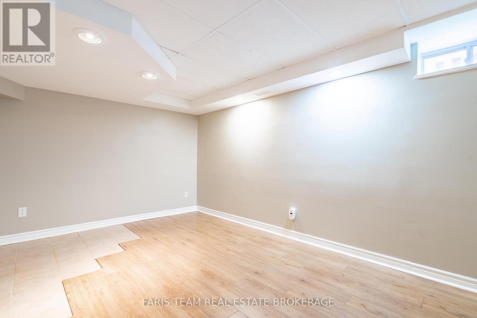 186 FERNDALE DRIVE S - 33
