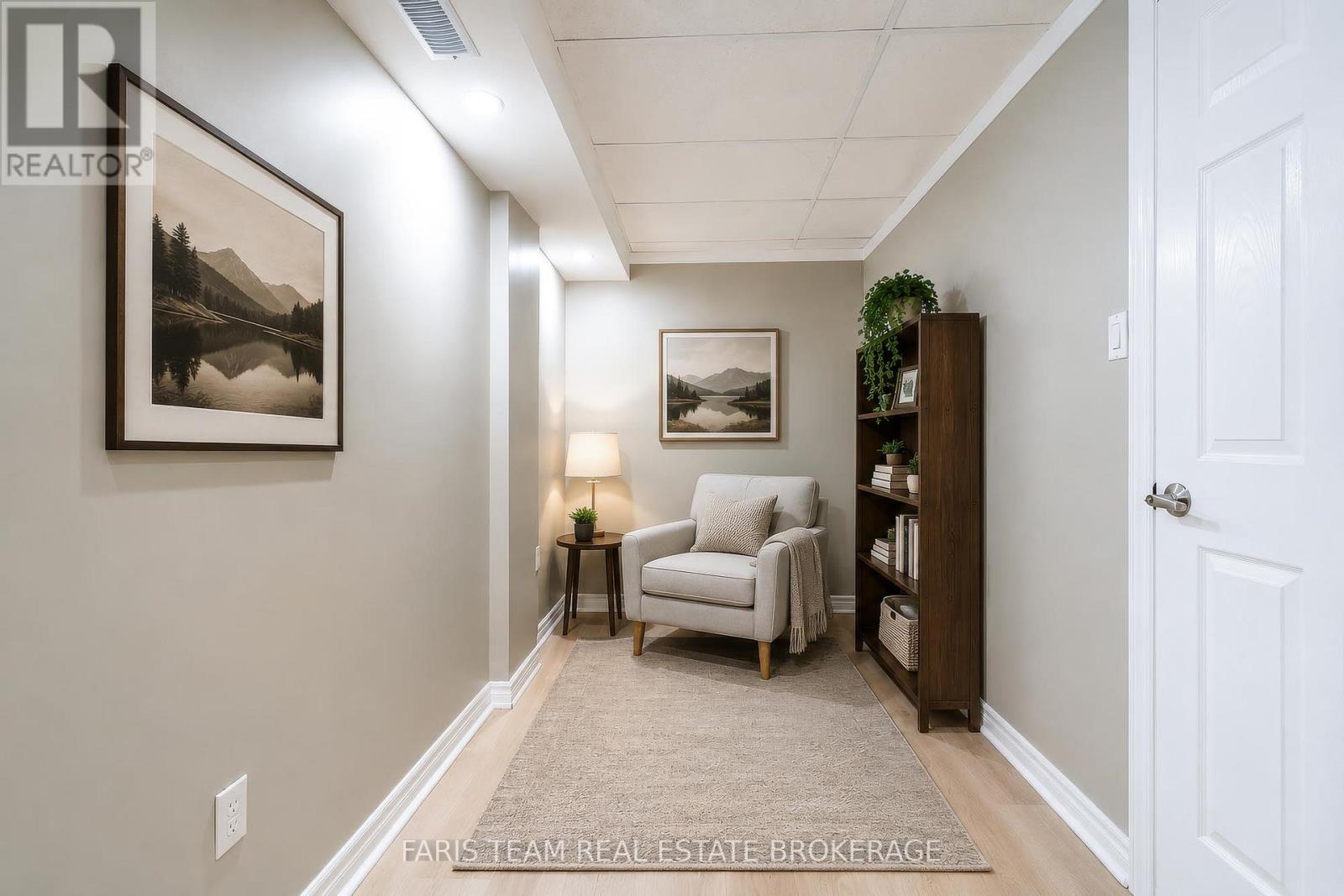 186 FERNDALE DRIVE S - 34