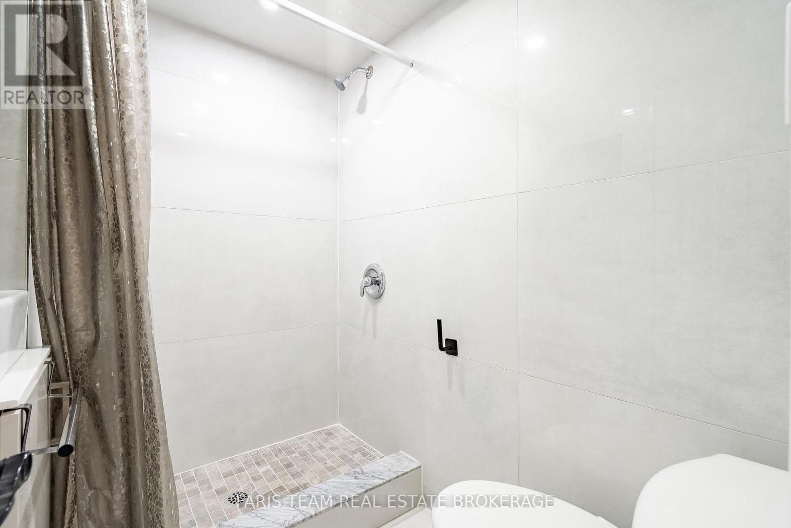 186 FERNDALE DRIVE S - 36