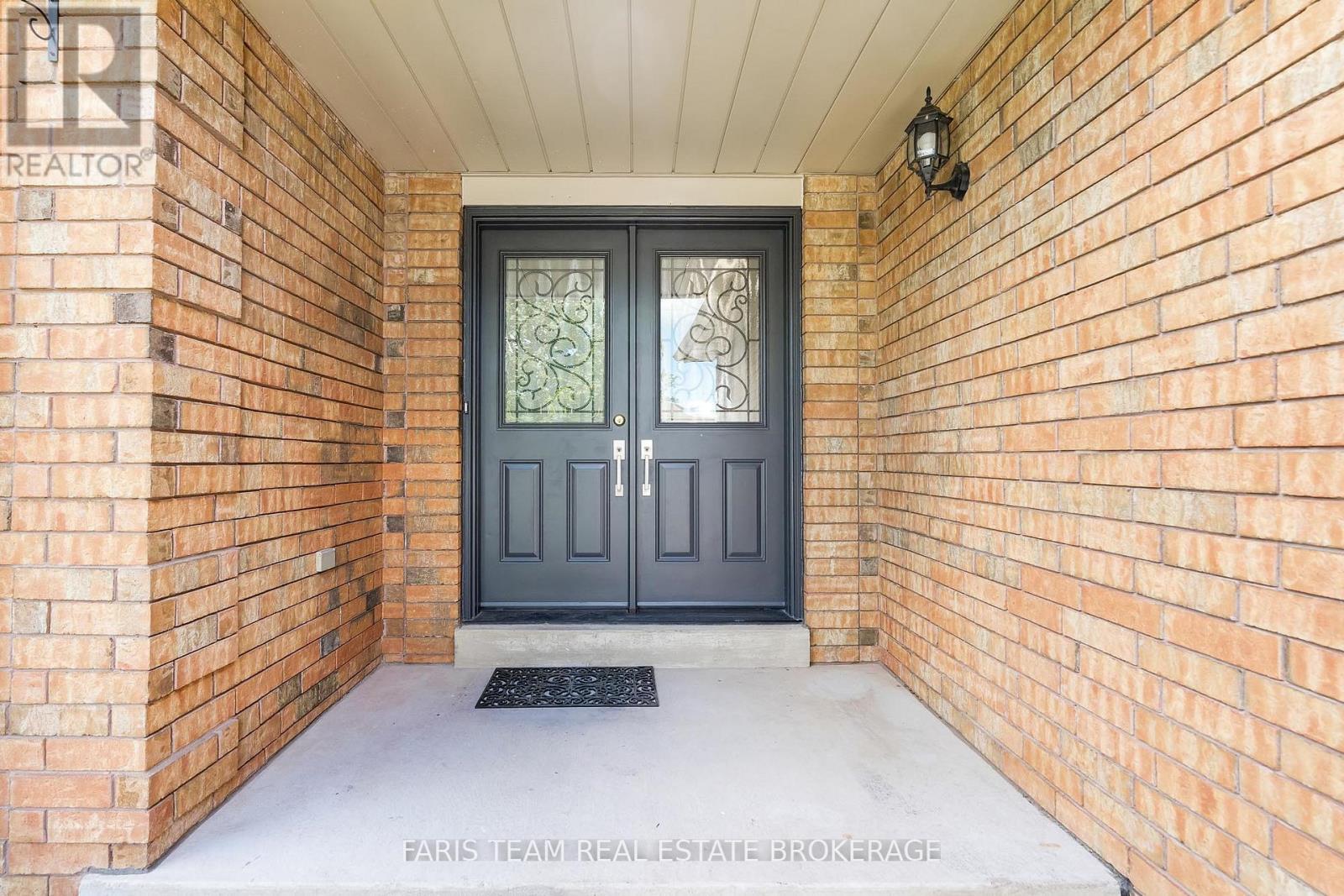 186 FERNDALE DRIVE S - 4