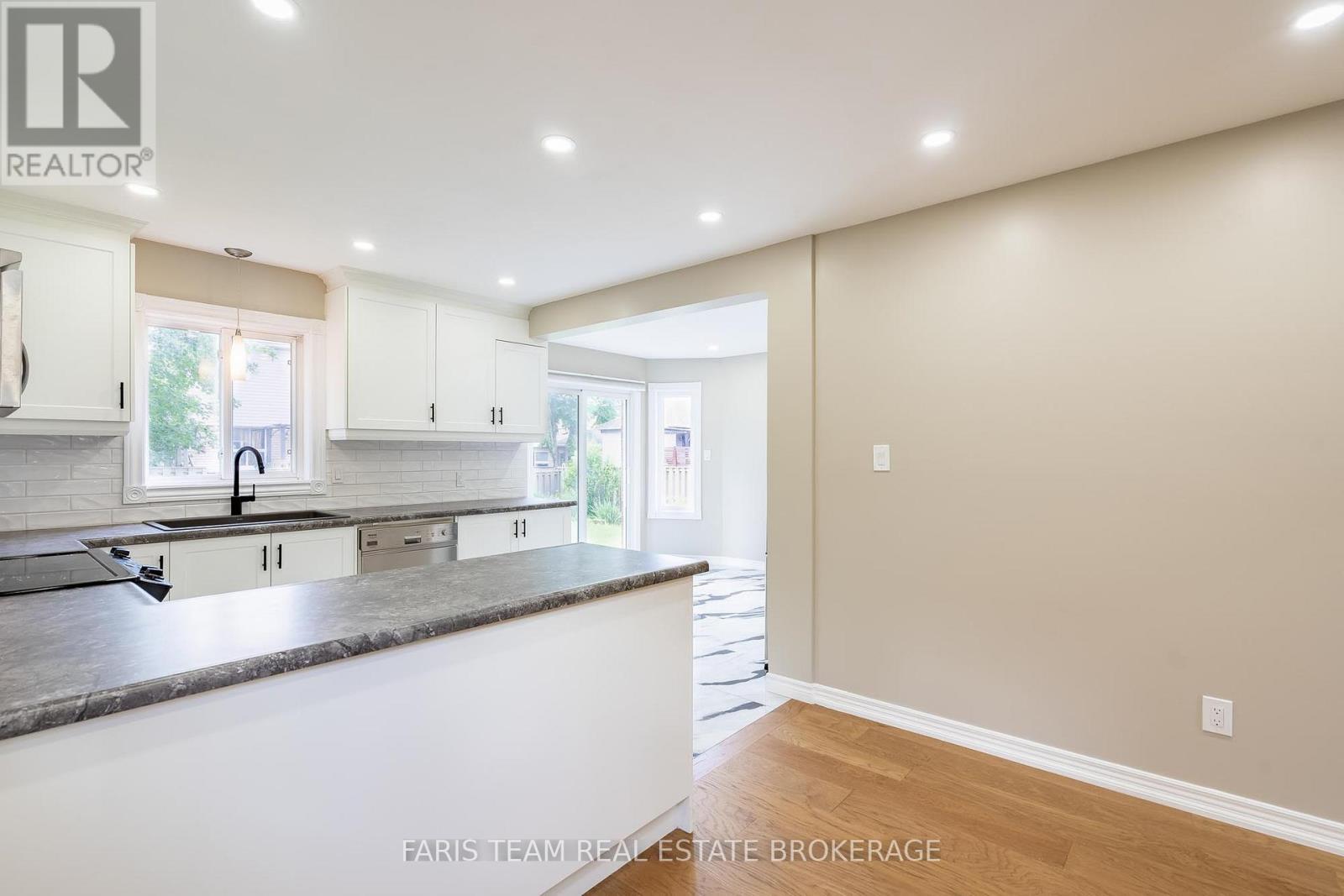 186 FERNDALE DRIVE S - 6