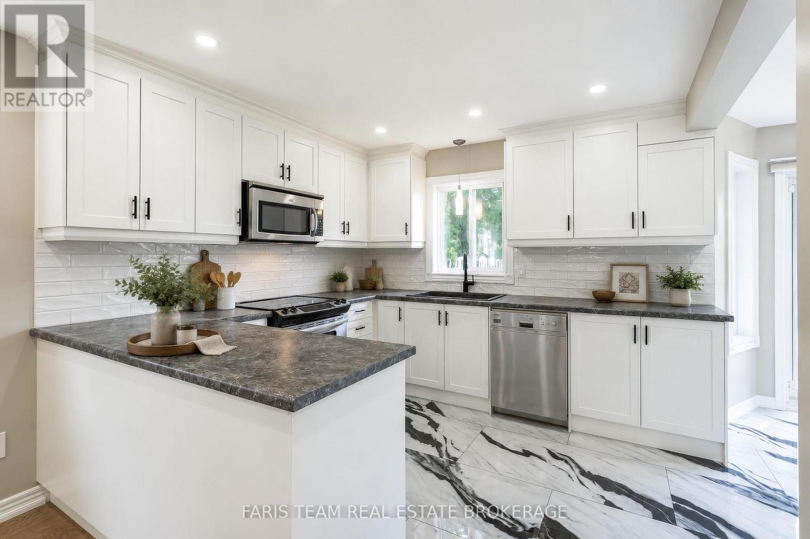 186 FERNDALE DRIVE S - 7
