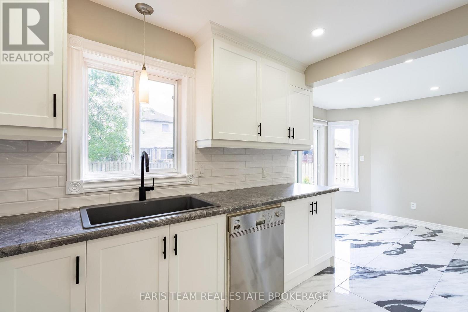 186 FERNDALE DRIVE S - 8