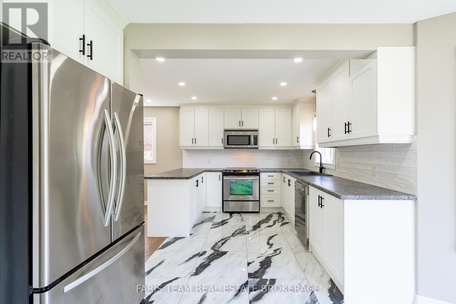 186 FERNDALE DRIVE S - 9