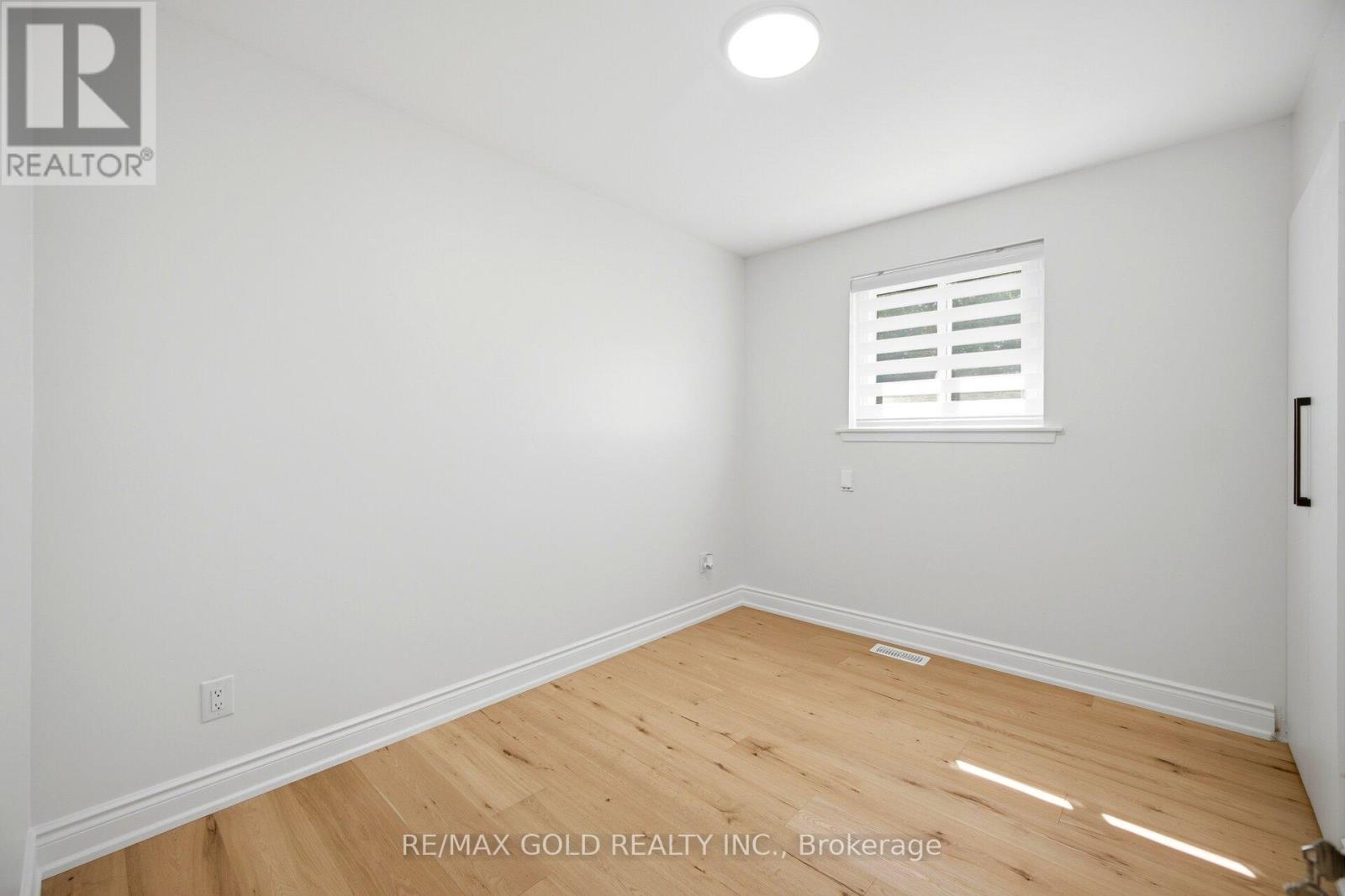 8 ATHLONE AVENUE - 24